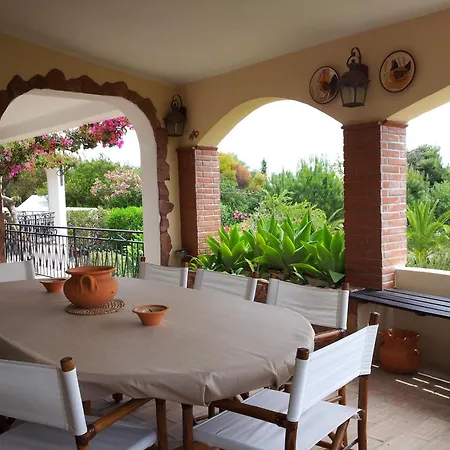 Gorgeous Villa, Ideally Located, With Pool, Ocean Views, Airco, Great For Families וילה